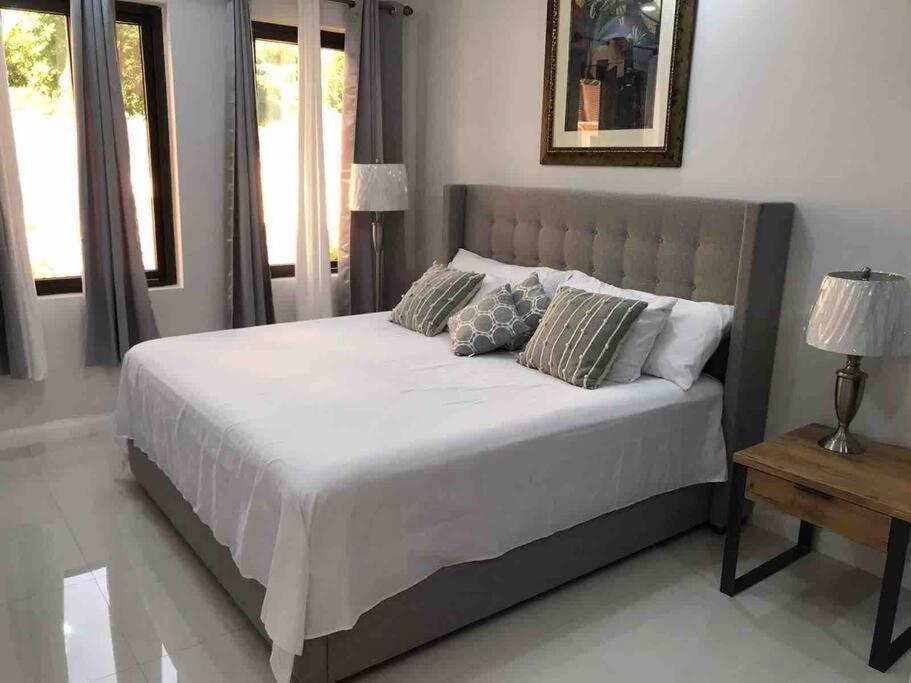 Sun Shine Luxury Villas 2 Bedroom Pool & Gym Ocho Rios St Ann Eksteriør billede