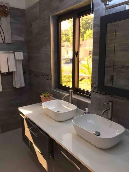 Sun Shine Luxury Villas 2 Bedroom Pool & Gym Ocho Rios St Ann Eksteriør billede