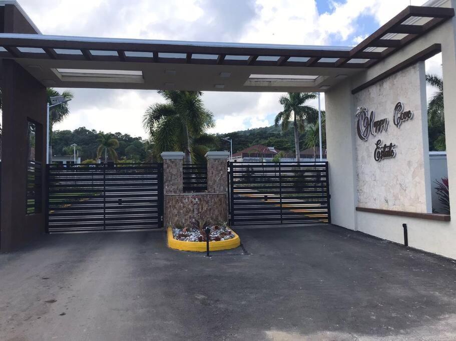 Sun Shine Luxury Villas 2 Bedroom Pool & Gym Ocho Rios St Ann Eksteriør billede