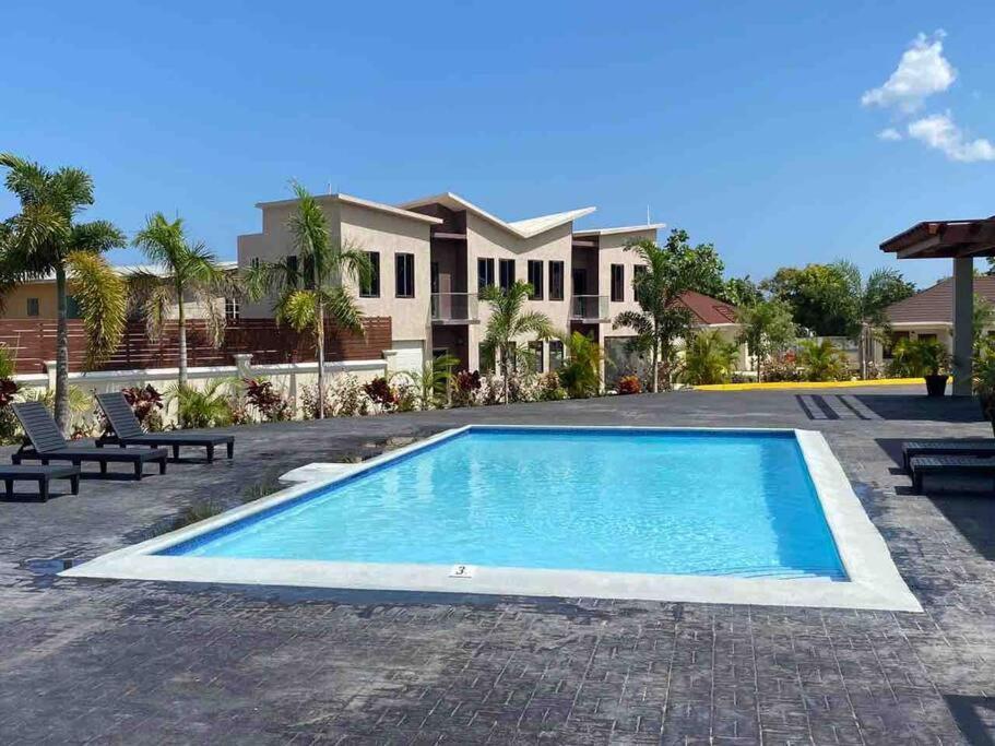 Sun Shine Luxury Villas 2 Bedroom Pool & Gym Ocho Rios St Ann Eksteriør billede