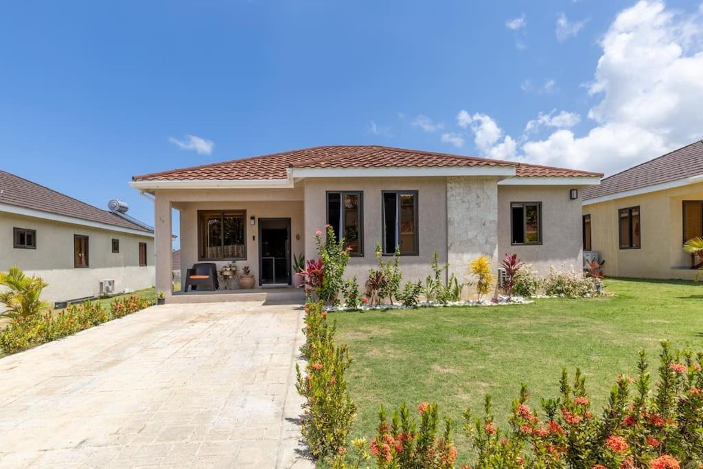 Sun Shine Luxury Villas 2 Bedroom Pool & Gym Ocho Rios St Ann Eksteriør billede